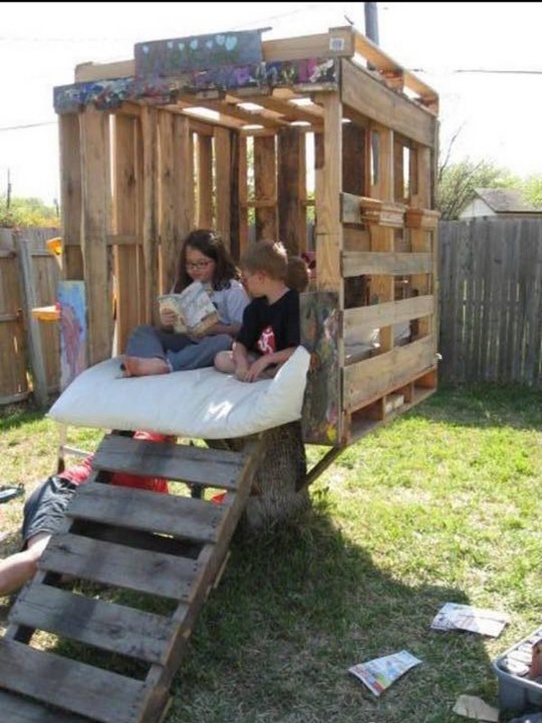 Simple pallet playhouse discount